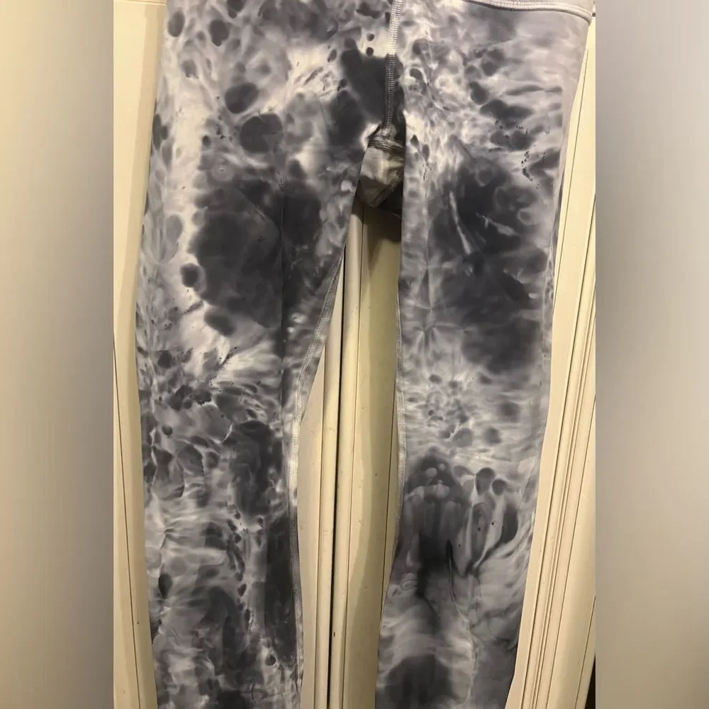 Lululemon Women's Ankle Leggings - Blue Gray Print Size 4